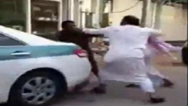 شرطي مرور سعودي يطلق النار على مواطن شرطي مرور سعودي يطلق النار على مواطن