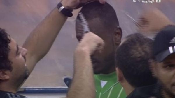 حكم سعودي يحاول حلق شعر لاعب لاعتراضه على قصة شعره حكم سعودي يحاول حلق شعر لاعب لاعتراضه على قصة شعره