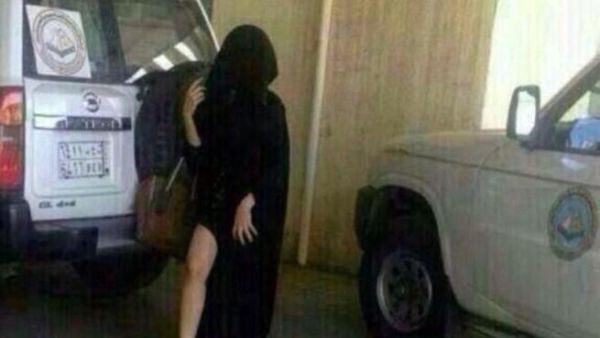 صورة لسعودية وهي تكشف جزء من جسدها بالقرب من سيارات الهيئة