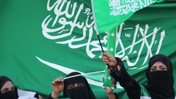نساء سعوديات يحملن علم المملكة العربية السعودية نساء سعوديات يحملن علم المملكة العربية السعودية