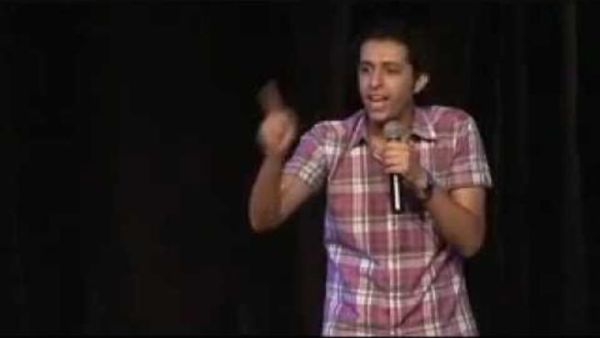  استاند ابو كوميدي يهزأ من المرشح الانتخابي "أحمد شفيق"