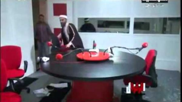 ردة فعل شيخ تونسي في كاميرا خفية الزلزال.