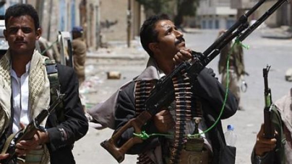 مقتل 12 مسلحاً في اشتباكات بين الحوثيين وقوات موالية لهادي وسط اليمن
