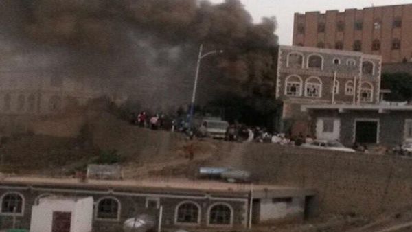 حريق ضخم يلتهم مخزنا للمواد الإغاثية في مدينة حجة