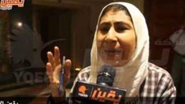 تعليقات ساخرة وغاضبة على فيديو لسيدة مصرية تبالغ في مدح السيسي