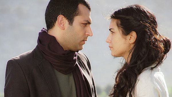 أبطال مسلسل "عاصي" توبا بويوكستون ومراد يلدريم