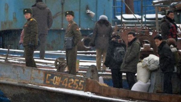 حنود كوريون شماليون يحرسون ضفاف نهر يالو /أ.ف.ب