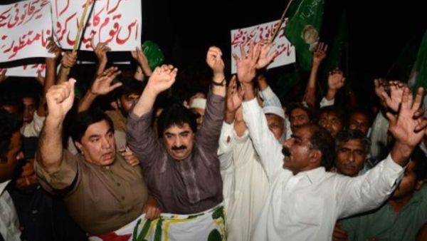 انصار مشرف يحتجون على اعتقاله/أ.ف.ب