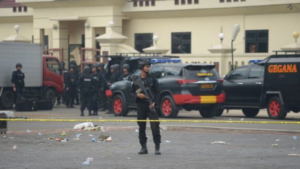 Indonesian policemen stand outside a prison where inmates clashed with police at the Mobile Brigade headquarters in Depok, West Java on May 10, 2018. ADEK BERRY / AFP