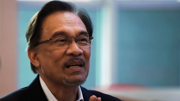 Anwar Ibrahim takes his oath as a Member of Parliament during the swearing-in ceremony at the Parliament House in Kuala Lumpur, Malaysia on October 15, 2018. (AFP/File)