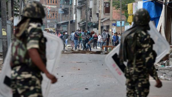 Kashmiri protesters clash with Indian troops (AFP/File)
