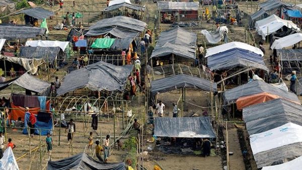 Rohingya refugees from Myanmar's Rakhine state set up shelters at a refugee camp at Unchiprang near the Bangladeshi border town of Teknaf. (AFP/ Photo)