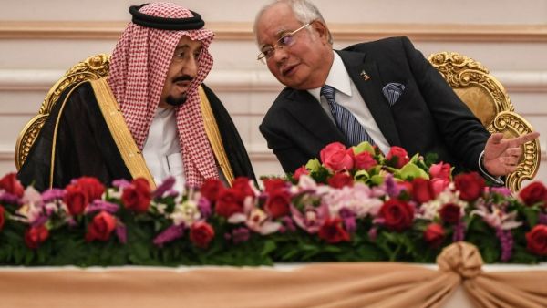 Malaysia's Prime Minister Najib Razak (R) talks with Saudi Arabia's King Sultan Salman bin Abdulaziz al-Saud in Putrajaya, outside Kuala Lumpur.  (AFP/Mohammed Rasfan)