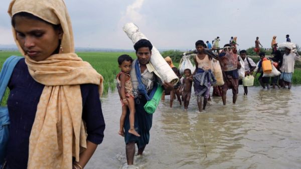 Rohingya refugees from Myanmar's Rakhine state arrive near the Khanchon border crossing near the Bangladeshi town of Teknaf on September 5, 2017 (AFP)