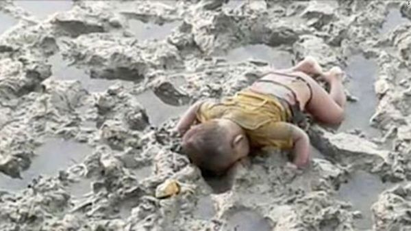 A heartbreaking photo of a drowned child has gone viral (Twitter)