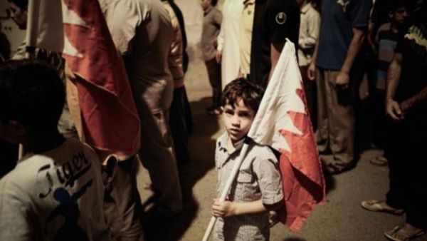 صبي بحريني يحمل العلم الوطني خلال تظاهرة مناوئة للحكومة/أ.ف.ب