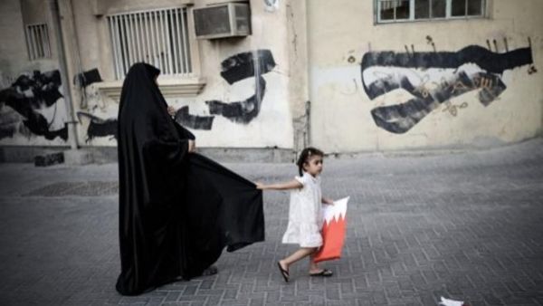 طفلة بحرينية تحمل العلم الوطني خلال تظاهرة ضد الحكومة/أ.ف.ب