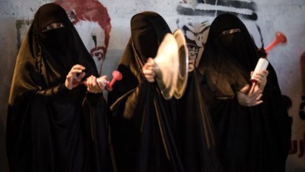 بحرينيات يتظاهرن ضد الحكومة بالازعاج/أ.ف.ب