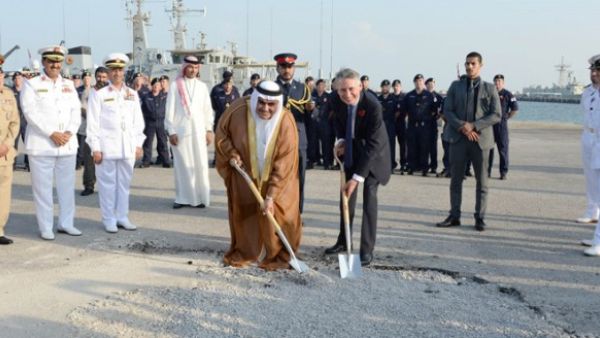 وزير الخارجية البريطاني فيليب هاموند يشارك في مراسم تدشين بناء قاعدة إتش إم إس 