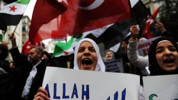 تظاهرة لسوريين مقيمين في تركيا ضد نظام الرئيس الاسد بعد صلاة الجمعة في اسطنبول