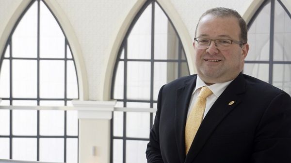 إيمان ابيلا مديرًا لخدمات الغذاء والمشروبات.