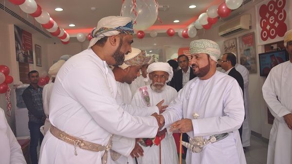 The new store was opened under the auspices of H. E. Mahmood bin Abdullah Al Saeedi; Wali of Bidiya, with Ooredoo’s Director of Consumer Sales, Feras bin Abdullah Al Shaikh, in attendance. 