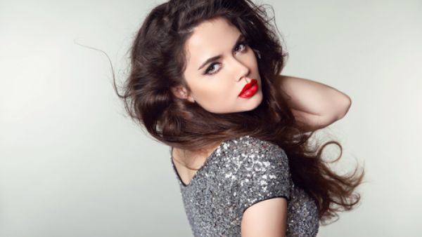 تتربع الملابس اللامعة على عرش الموضة في صيف 2016
