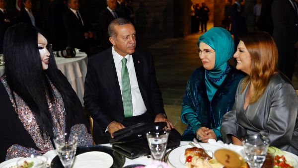 Ersoy enjoys an Iftar with the Turkish President and his wife (Kayhan Özer/AFP)