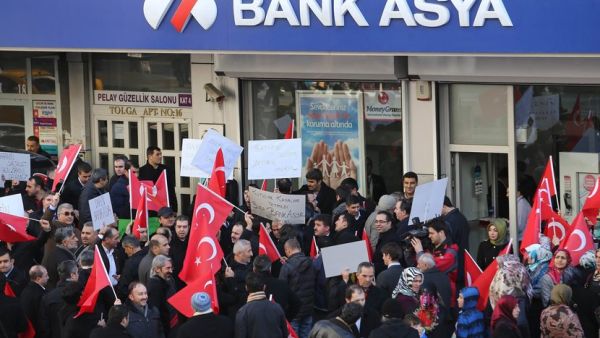 Bank Asya is a participation bank allegedly affiliated with US based cleric Fetullah Gulen, whom Turkish authorities accuse of plotting the failed 16 July coup attempt. (AFP/Adem Altan)