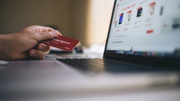 According to Visa, 76 percent of UAE and 58 percent of Saudi Arabia millennials shop online. (Pexels)