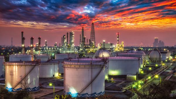 Kuwait plans to build a new refinery near the Saudi border. (Shutterstock)