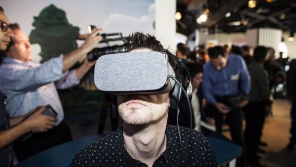 Google's Daydream mobile VR platform is set to rival Samsung's Gear VR. (AFP/Ramin Talaie)