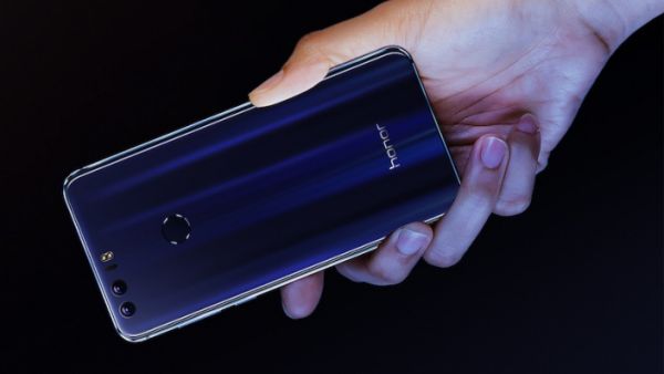 Honor 8 Users can access Twitter by double clicking the smart key, which has been incorporated into its 3D fingerprint sensor for slick functionality. (YouTube)