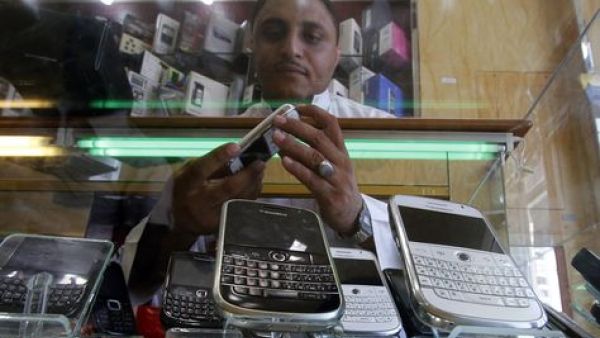 The Ministry of Commerce and Industry suspects up to 60 percent of mobile phone shops are cover-up businesses for expatriates. (AFP/File)