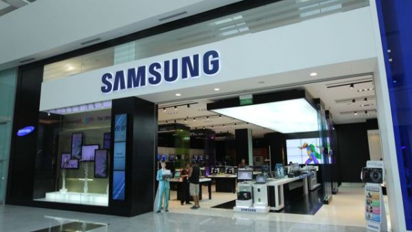 If you prefer to get a full refund, you will need the original receipt and take the phone back to where you originally purchased it from. (Alldubai.com)
