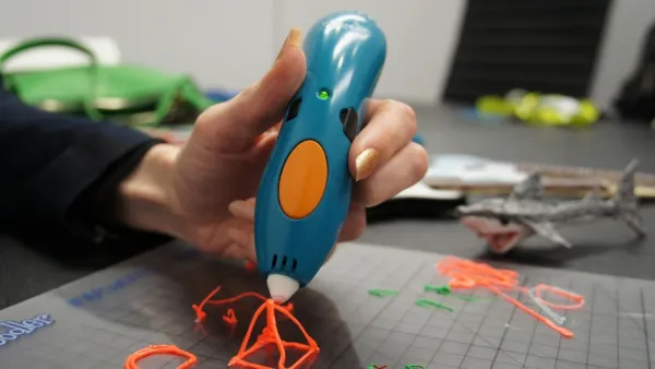 يعمل القلم إلى حد كبير مثل طابعة 3D التي تعمل من خلال انبثاق البلاستيك من قمة ساخنة
