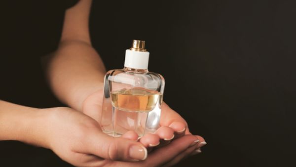 ارتفاع أسعار العطور ناجم عن مواقع التجارة الإلكترونية عبر الإنترنت، والتي تروج لعطور قد تكون مقلدة بأسعار تقل عن العطر الأصلي