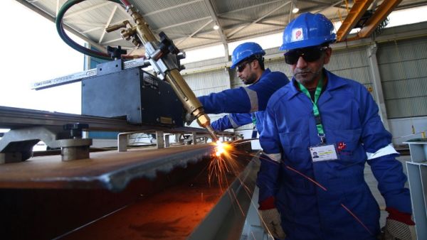 Employees work at the Siba oil field from Egypt's state-owned Petrojet in southern Iraq, 30 kilometers south of Basra, on February 5, 2016. (AFP/Haidar Mohammed Ali)