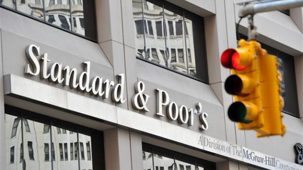 Economic activity in the oil and gas sector was weak across most of the GCC last year. (AFP/File)