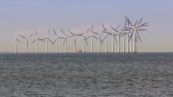 The objective of the Hywind pilot farm is to demonstrate cost efficient and low risk solutions for future commercial-scale floating wind farms. (Shutterstock)