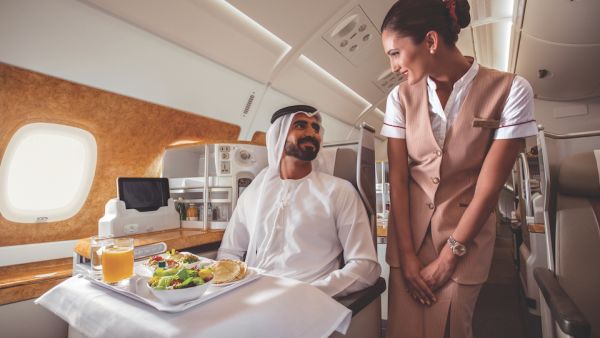 طيران الإمارات تنال جائزة "أفضل درجة أولى في العالم" من موقع "تريب أدفايزر" حسب خيارات المسافرين 