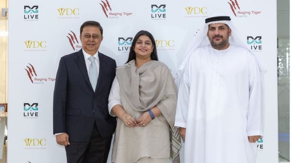 من الشمال لليمين يوجيش ميهتا ، رئيس مجلس إدارة شركة ريجنج تايجر إيفنتس، مع فاندانا موهان، مؤسسة ومالكة شركة ويدنج ديزان كومباني وخالد الحمادي ، النائب الأول للرئيس في مركز دبي التجاري العالمي.