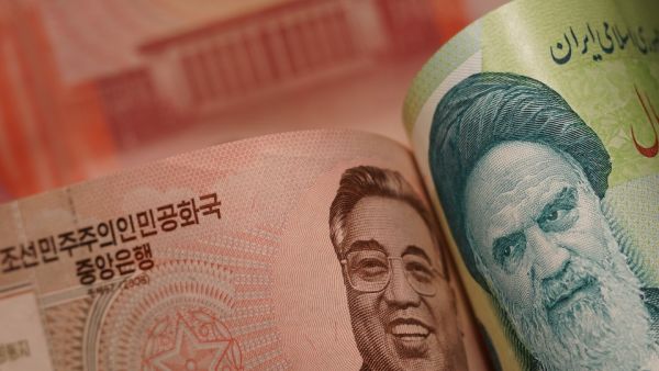 The Iranian authorities are negotiating a financial and monetary agreement with China on using local currencies in bilateral financial transactions. (Shutterstock)