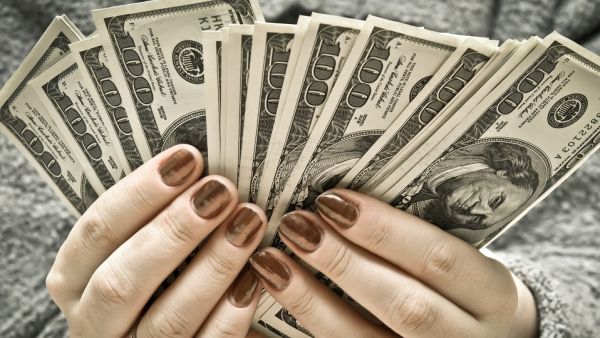 هذا الاختلال في التوازن يتضخم أكثر بسبب "فجوة المعاشات التقاعدية بين الجنسين"، التي لن تستفيق عليها كثير من النساء بالكامل طوال عقود مقبلة.
