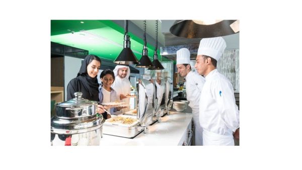 يتميز الغداء بقائمة فاخرة من الأطباق العالمية وبأجواء حيوية تحييها الأنغام الرائعة فيما يتناول الضيوف غداءهم.