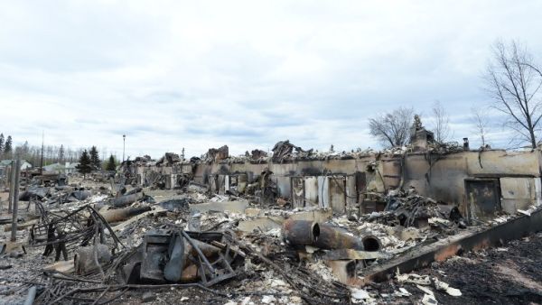 Charred structures in the fire-damaged city of Fort McMurray, Alberta, Canada, (AFP/Jonathan Hayward)