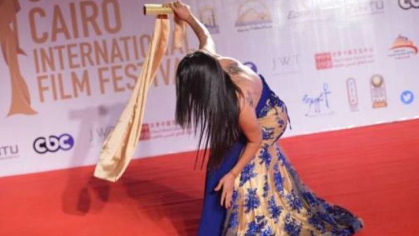 Oops! Sama Masri trips on the red carpet. (Laha Magazine)