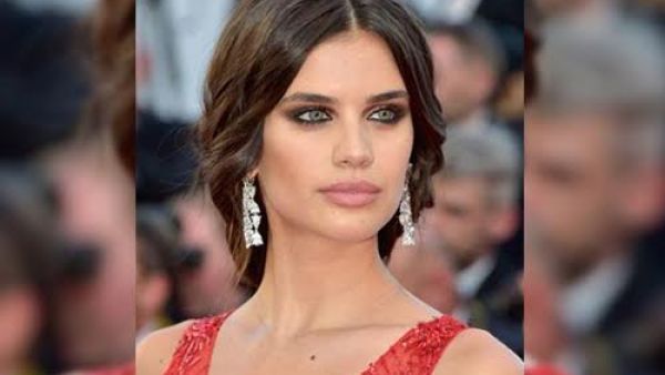 النجمات بمجوهرات فاخرة في حفل افتتاح مهرجان كان السينمائي 2017