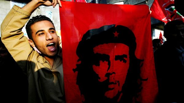 ولد جيفارا عام 1928 وكان أحد المقربين من الزعيم الكوبي فيدل كاسترو 