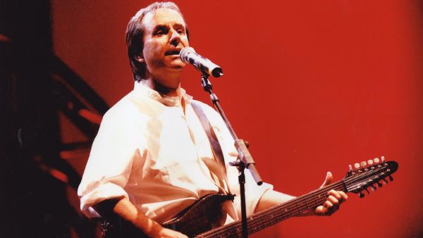Famous British-Irish singer-songwriter will give one concert in Egypt as part of his world tour. (Facebook)